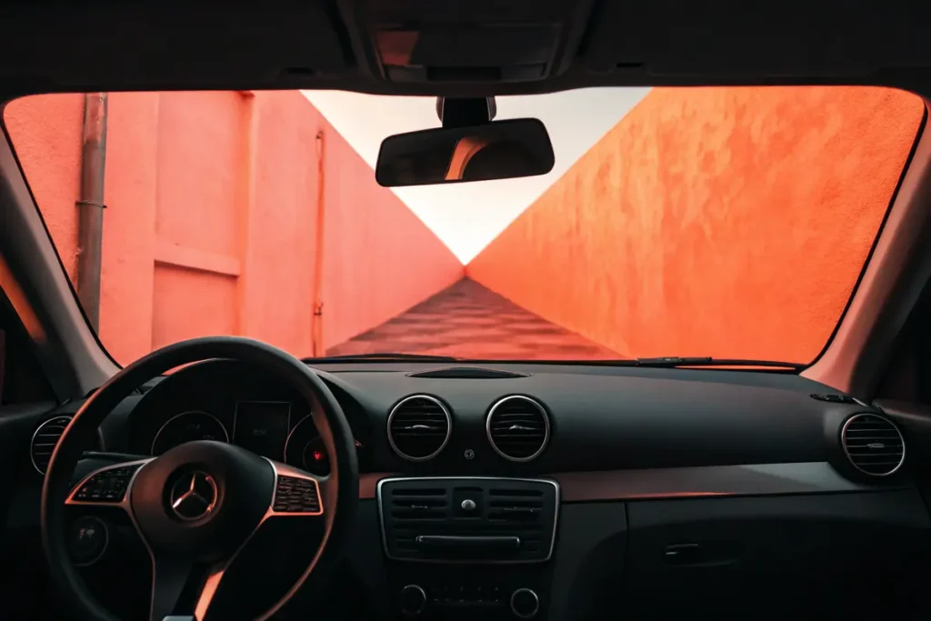 Voyant tableau de bord voiture signification : comprendre couleurs et symboles